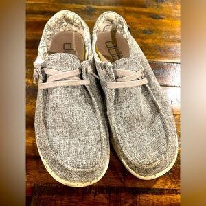 Women size 9 Hey Dude shoes